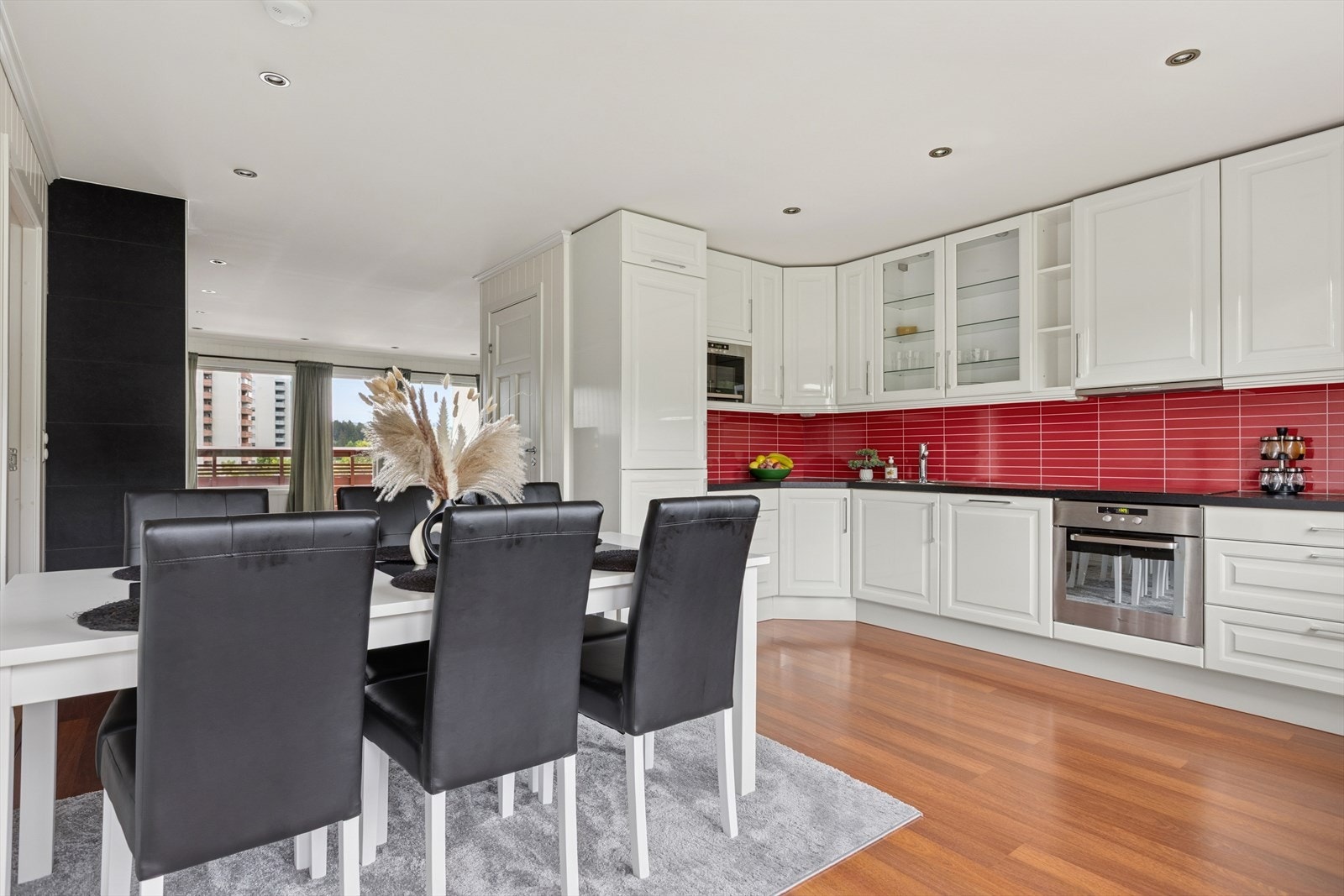 Naturlig plass til spisesksjon på kjøkkenet. Galleribilde