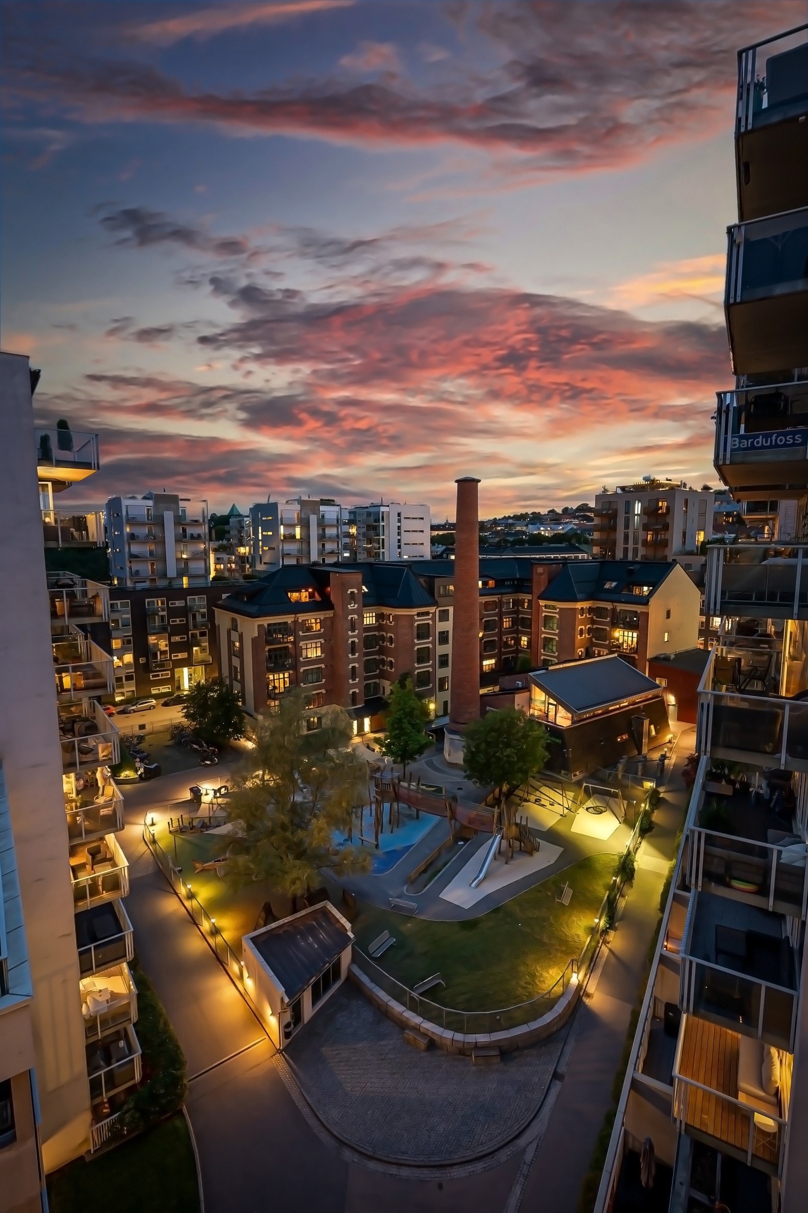 Utsikt over et innbydende, beplantet og inngjerdet fellesområde. Galleribilde