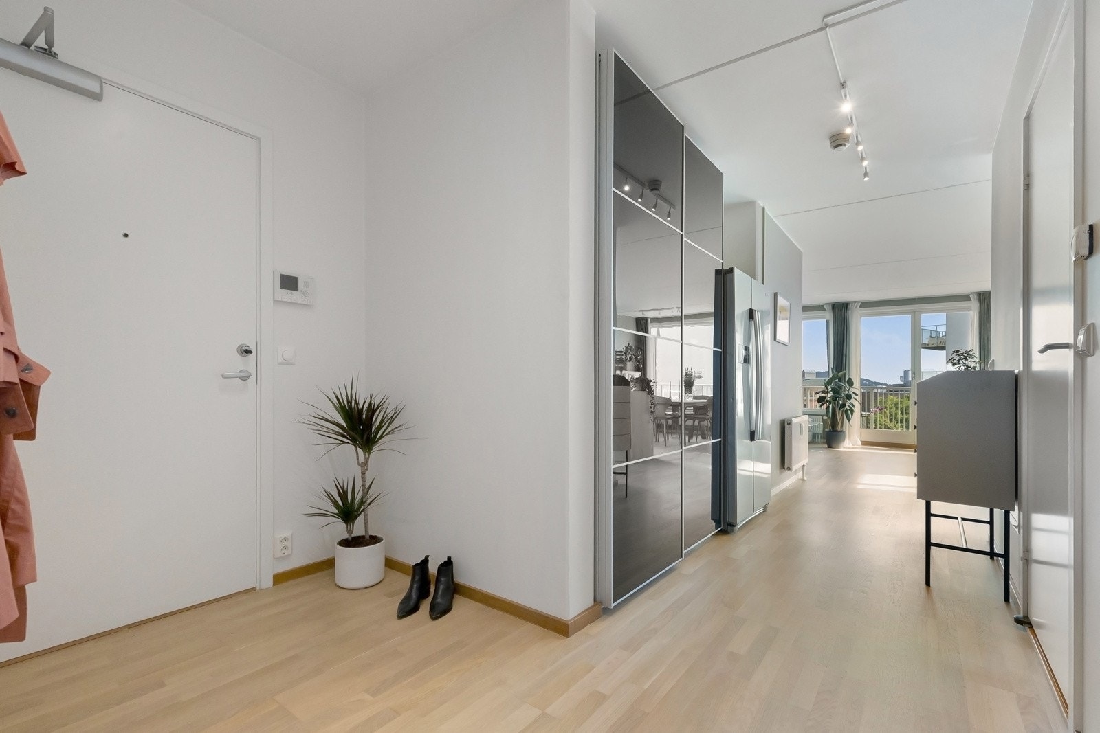 Entreen sørger for et godt førsteinntrykk og har lagringsplass i skyvedørsgarderobe. Galleribilde