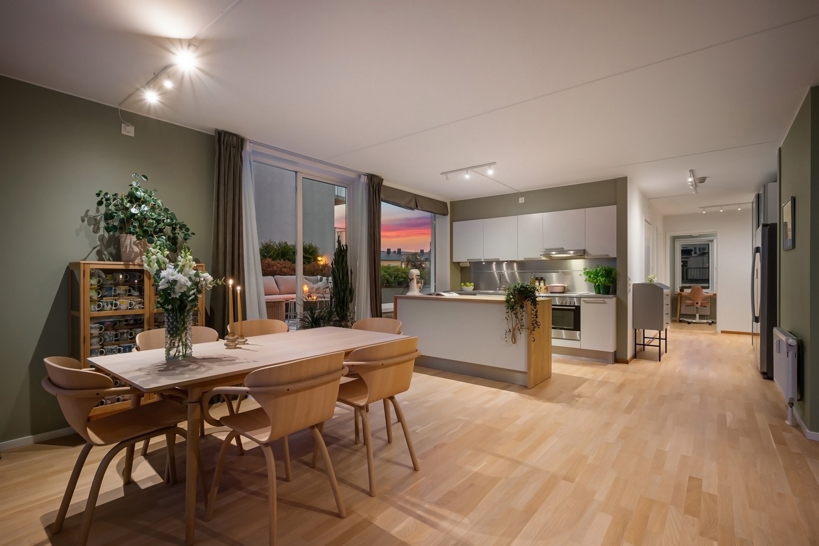 Store vindusflater i to himmelretninger for rikelig med naturlig lysinnslipp. Galleribilde