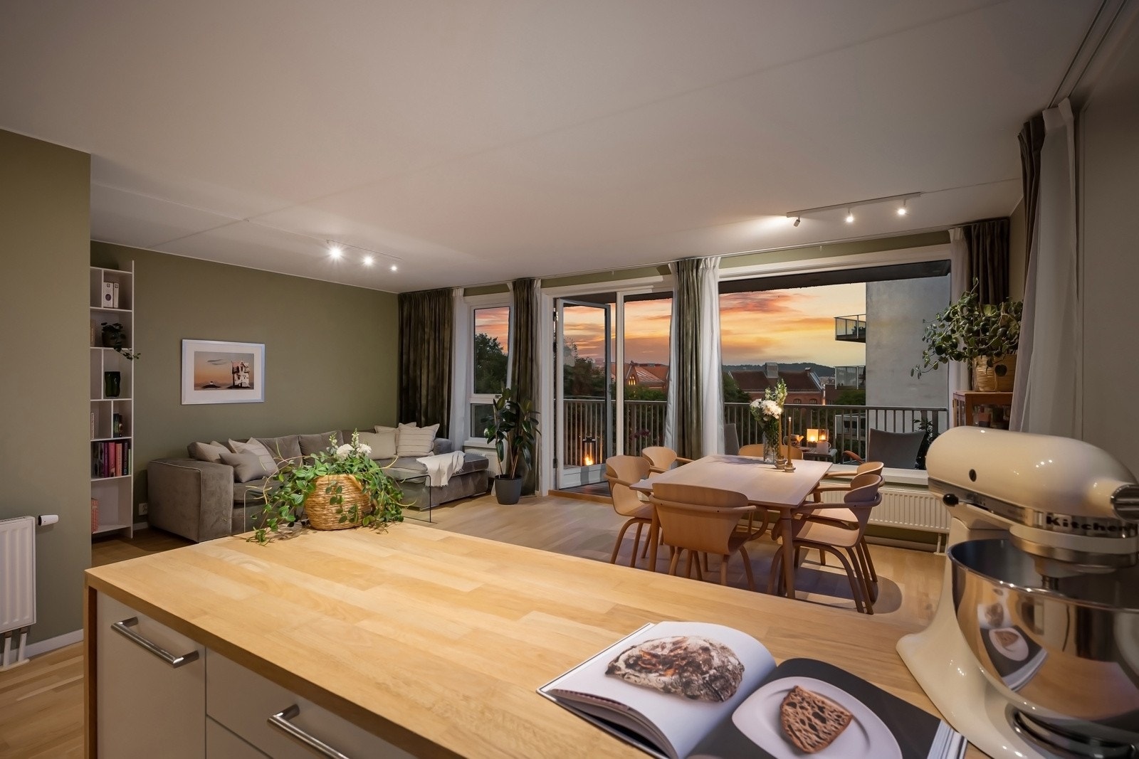 Fra allrommet er det flott utsikt over Akserselva og nærområdet - Overflater modernisert/malt i 2022. Galleribilde