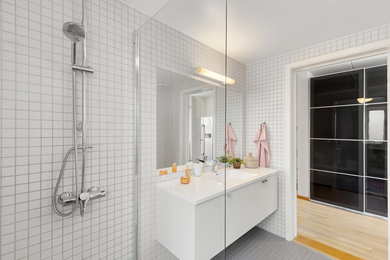 Utstyrt med romslig dusjnisje med regnfallsdusj og håndholdt dusj og veggmontert klosett. Galleribilde