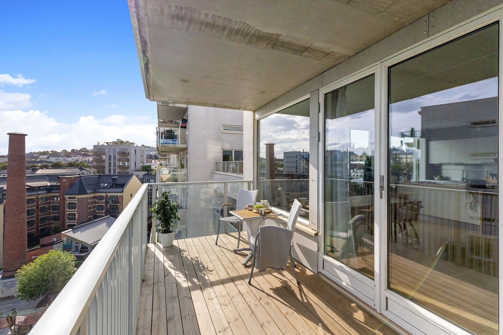 Boligen har sol fra første morgentime og til sene kveldstimer midtsommers. Galleribilde