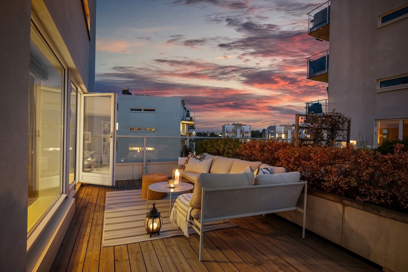 Privat takterrasse på hele 19 m² med stor møbleringsfrihet - Sol fra ettermiddag og til kveld midtsommers. Galleribilde