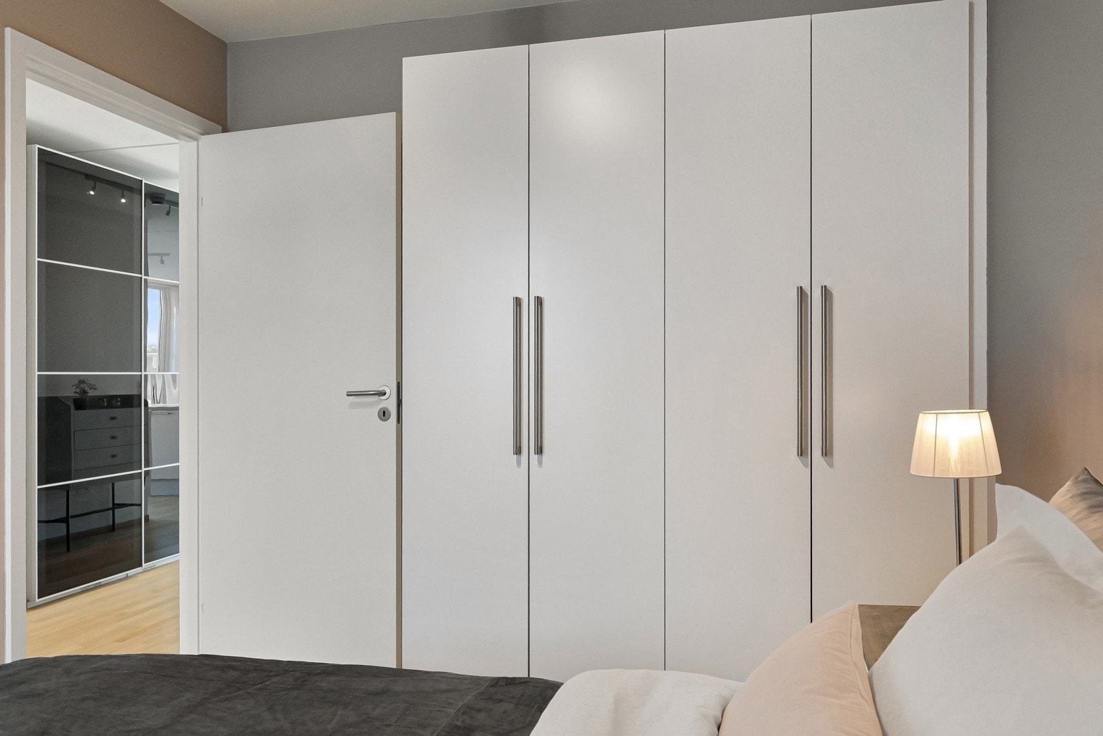 Lagringsplass i garderoberekke - Ytterligere lagring i garderoberom i stue og i disponibel kjellerbod på ca. 5 m². Galleribilde