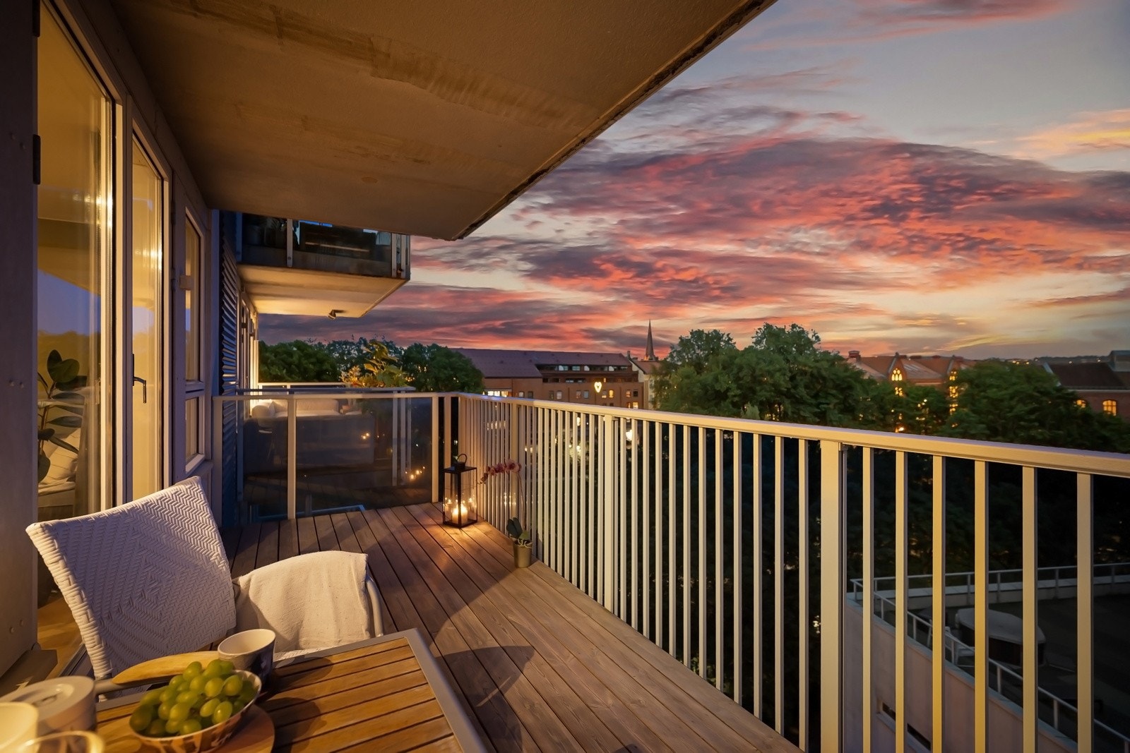 Privat takterrasse mot vest på 19 m² og en luftig balkong mot syd på 10 m² med nydelig utsikt. Galleribilde