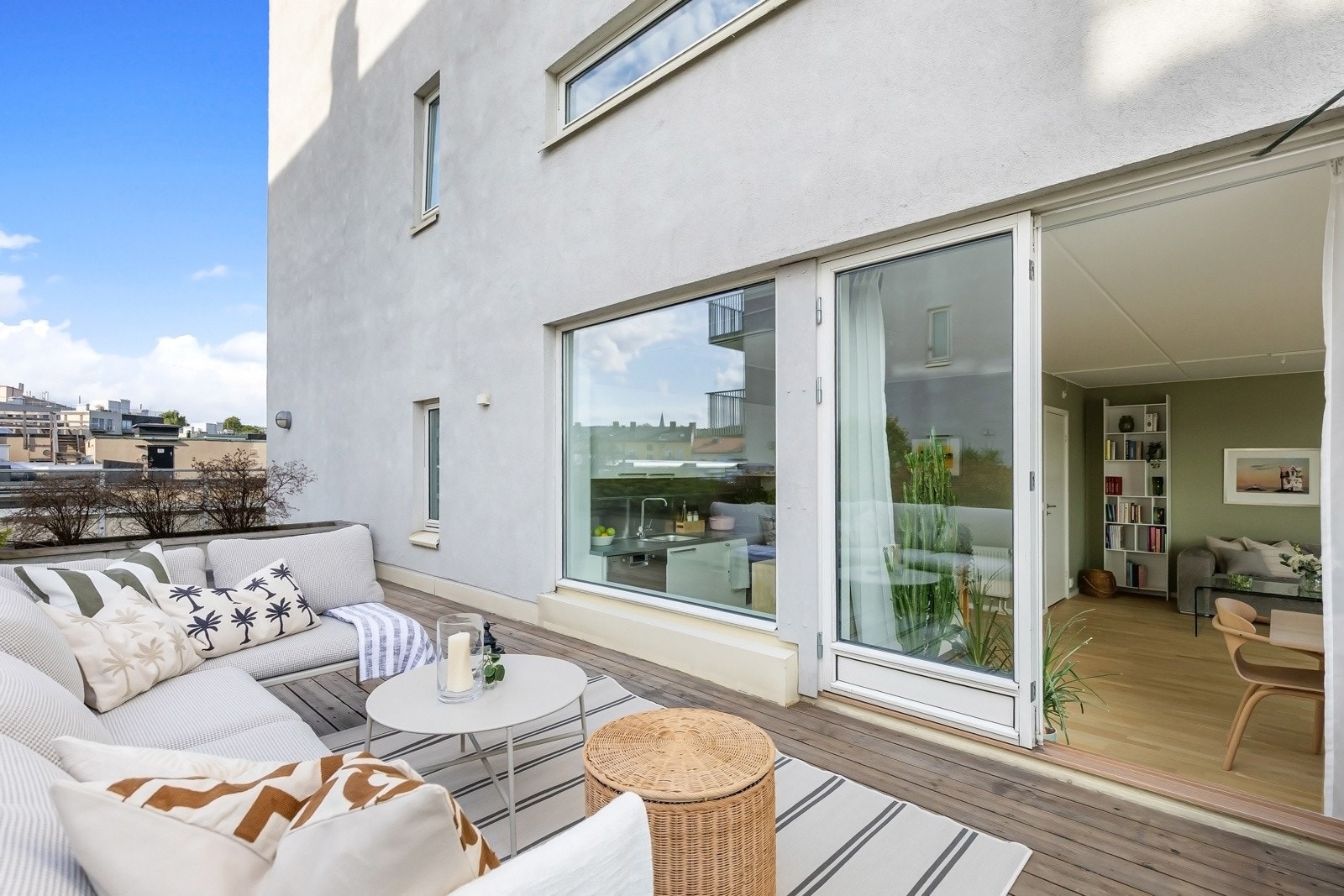 Privat takterrasse på hele 19 m² med god plass til stor sofasalong og ønsket møblement. Galleribilde