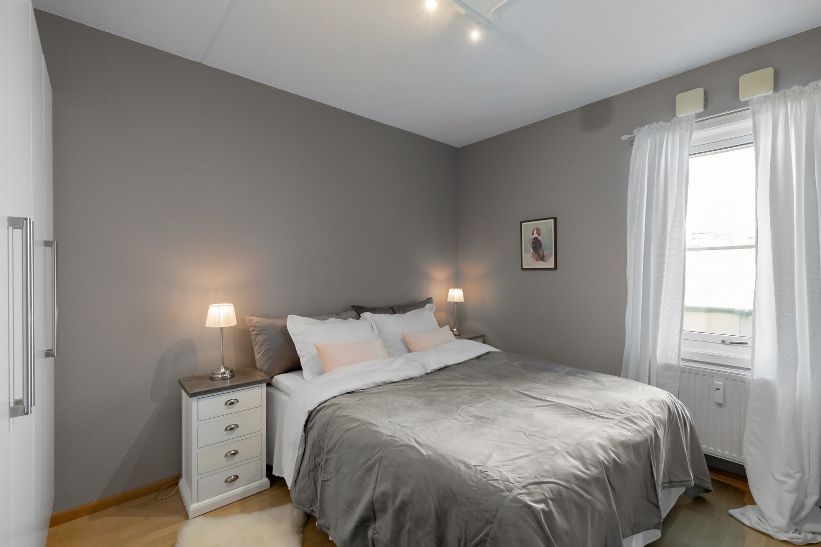 Hovedsoverom av fin størrelse med plass tiil stor dobbeltsen med tilhørende møblement. Galleribilde