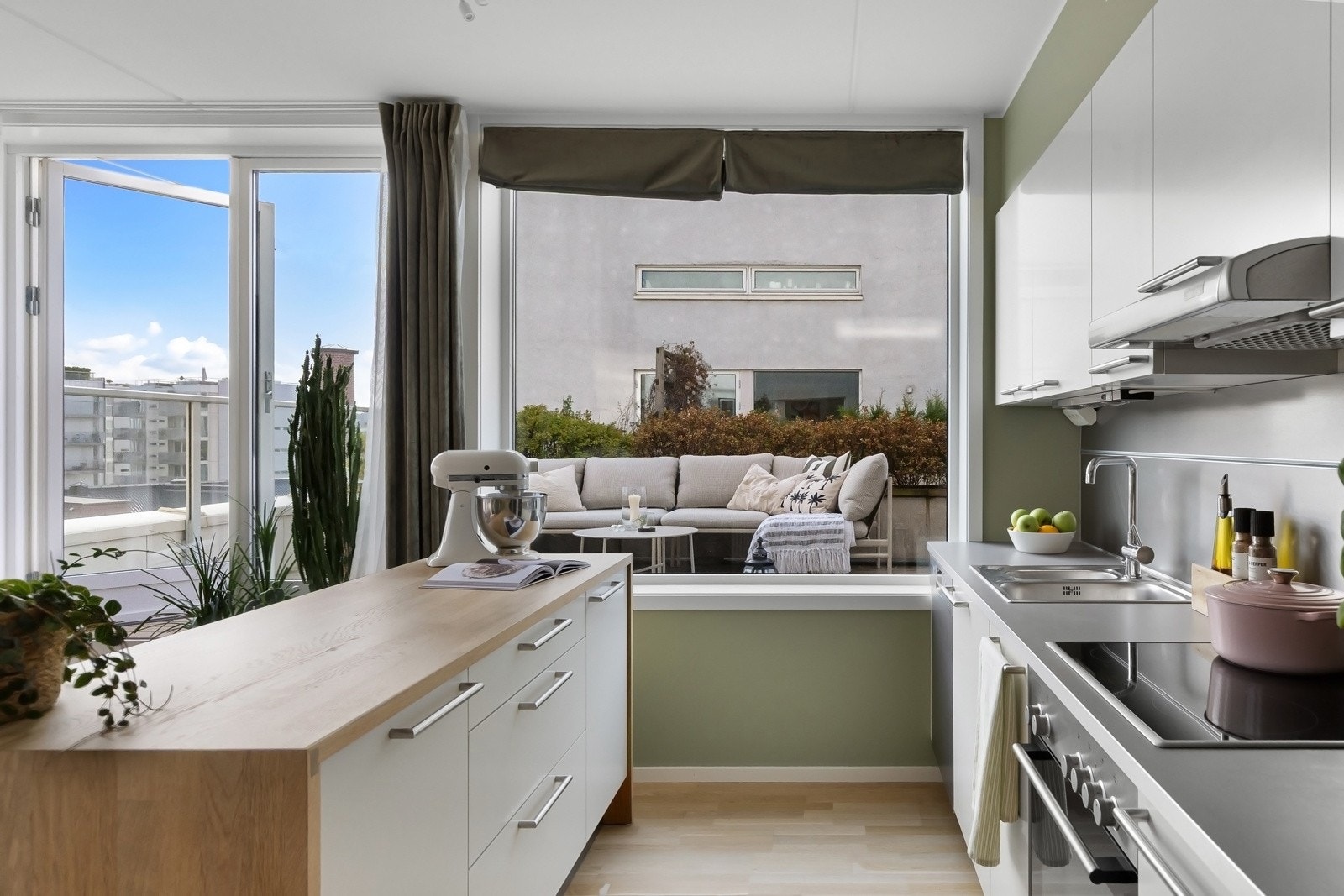 Innholdsrikt kjøkken fra HTH med integrert hvitevarer. Galleribilde