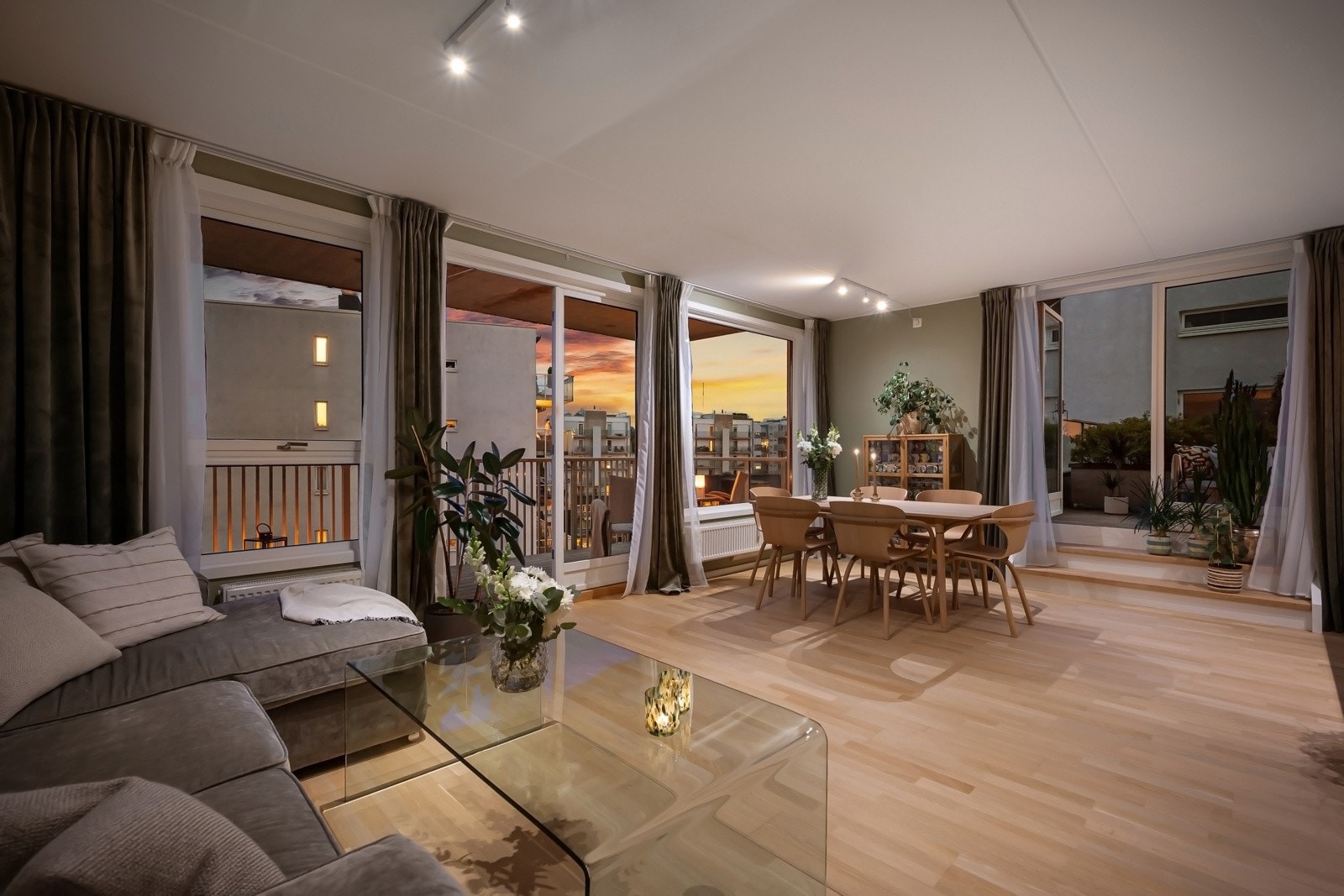 Romslig stue og kjøkken i meget velfungerende, åpen løsning - Takhøyde på 2,49 meter. Galleribilde