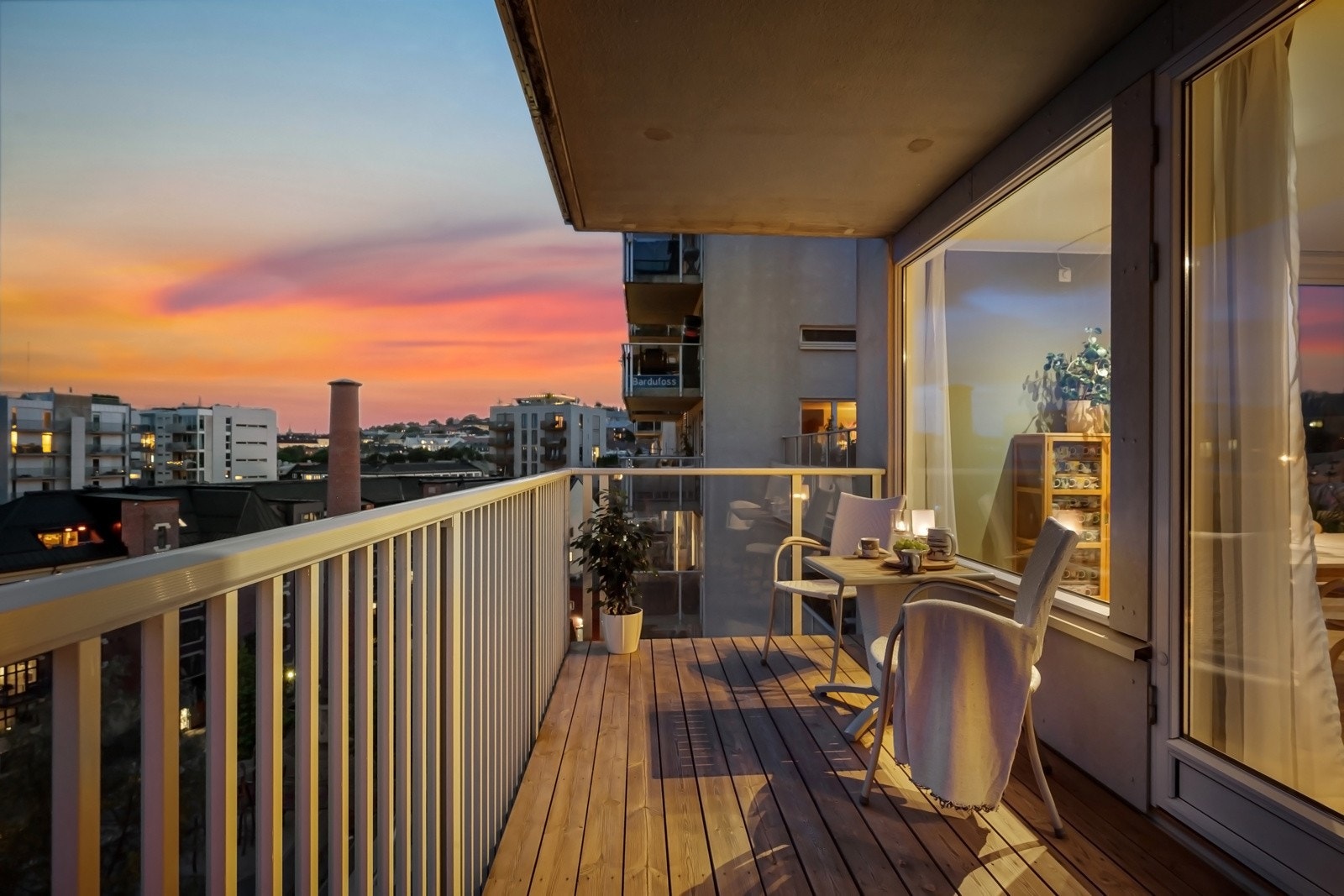 Balkongen har sol fra ca. 07:00-18:30 midtsommers og god plass til stort utemøblement. Galleribilde