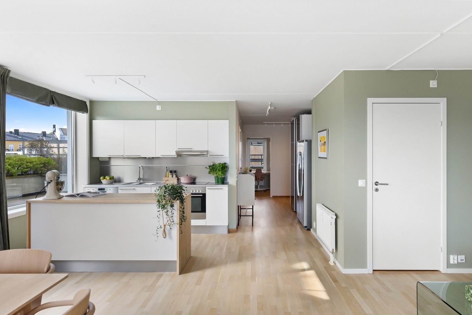 Praktisk garderoberom med adkomst fra stuen. Galleribilde