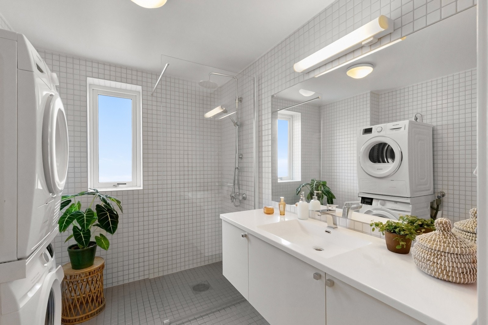 Moderne baderom med vannbåren varme. Galleribilde