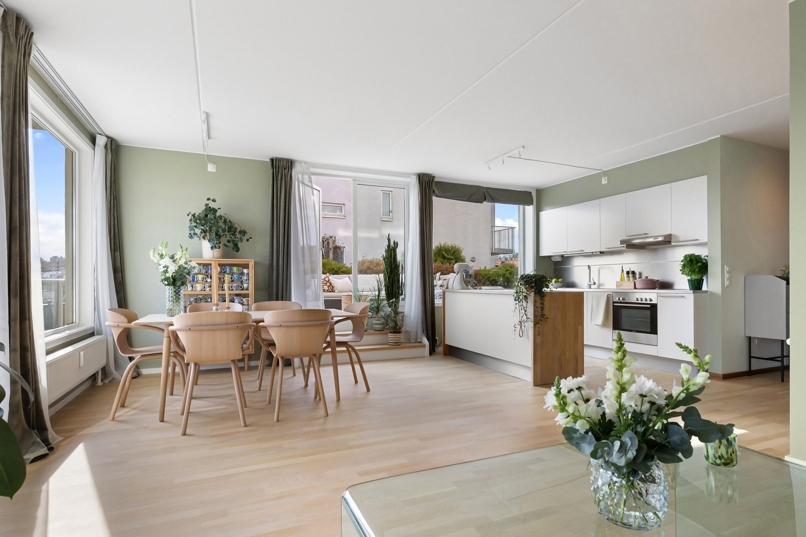 Det generøse allrommet byr på stor møbleringsfrihet i flere soner. Galleribilde