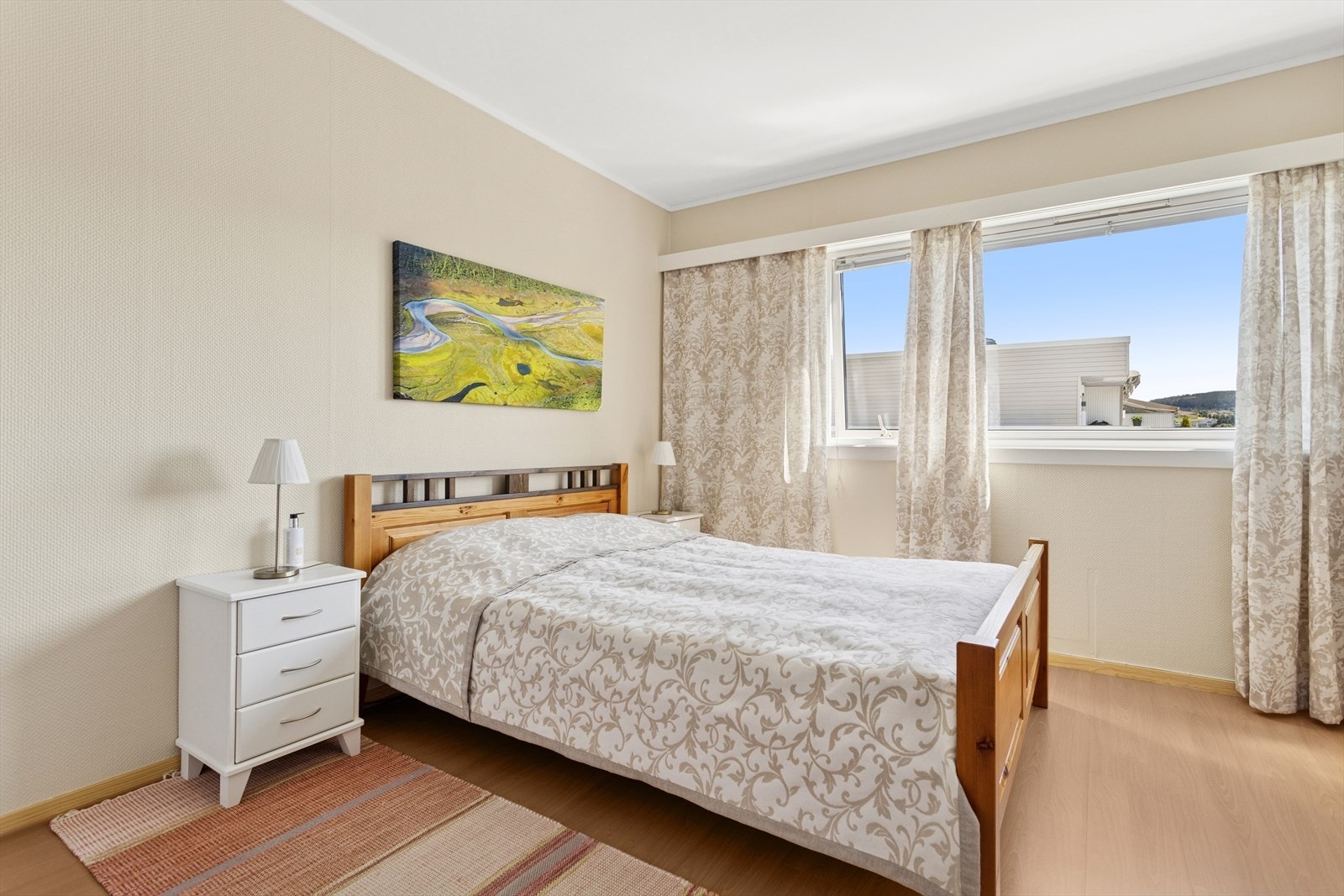 Hovedsoverommet har nøytrale farger og rolig atmosfære. Praktisk planløsning med god plassutnyttelse. Galleribilde