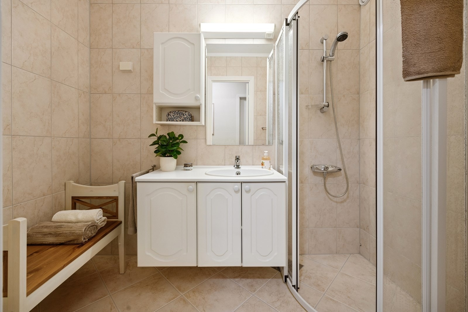 Helfliset bad med varmekabler i gulvet og opplegg for vaskemaskin. Galleribilde