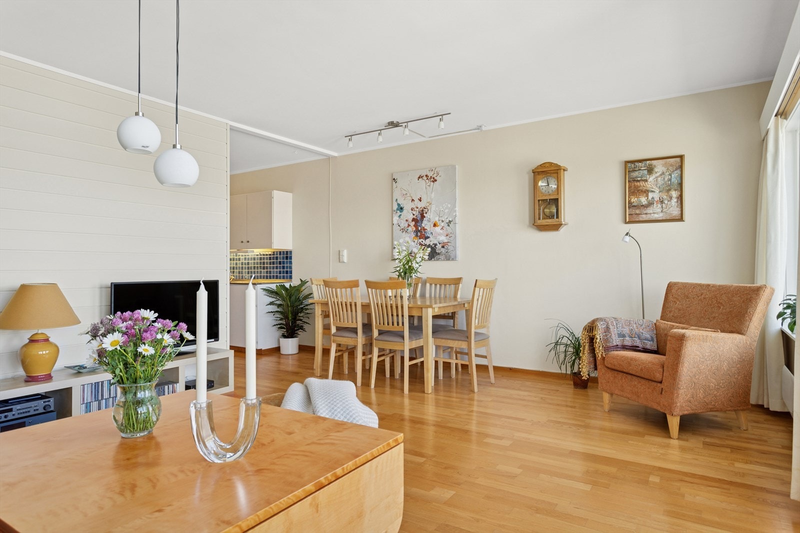 Lys og luftig stue med store vinduer og nøytrale fargetoner. Perfekt for sosiale soner og familiekos. Galleribilde