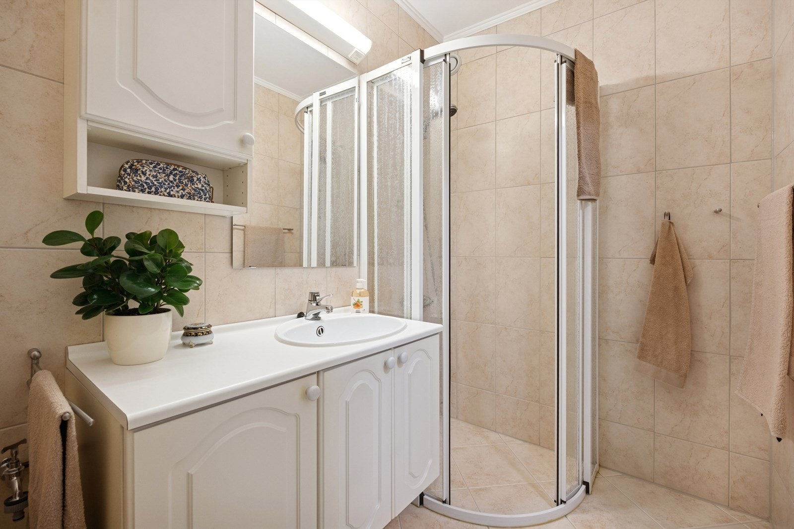 Det er godt med lagringsplass i servantskapet. Galleribilde