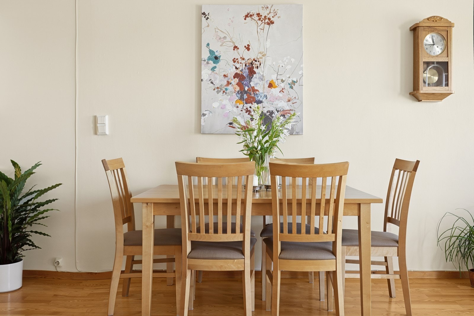 Spisestuen ligger naturlig tilknyttet kjøkkenet. God plass til spisebord for hyggelige måltider. Galleribilde