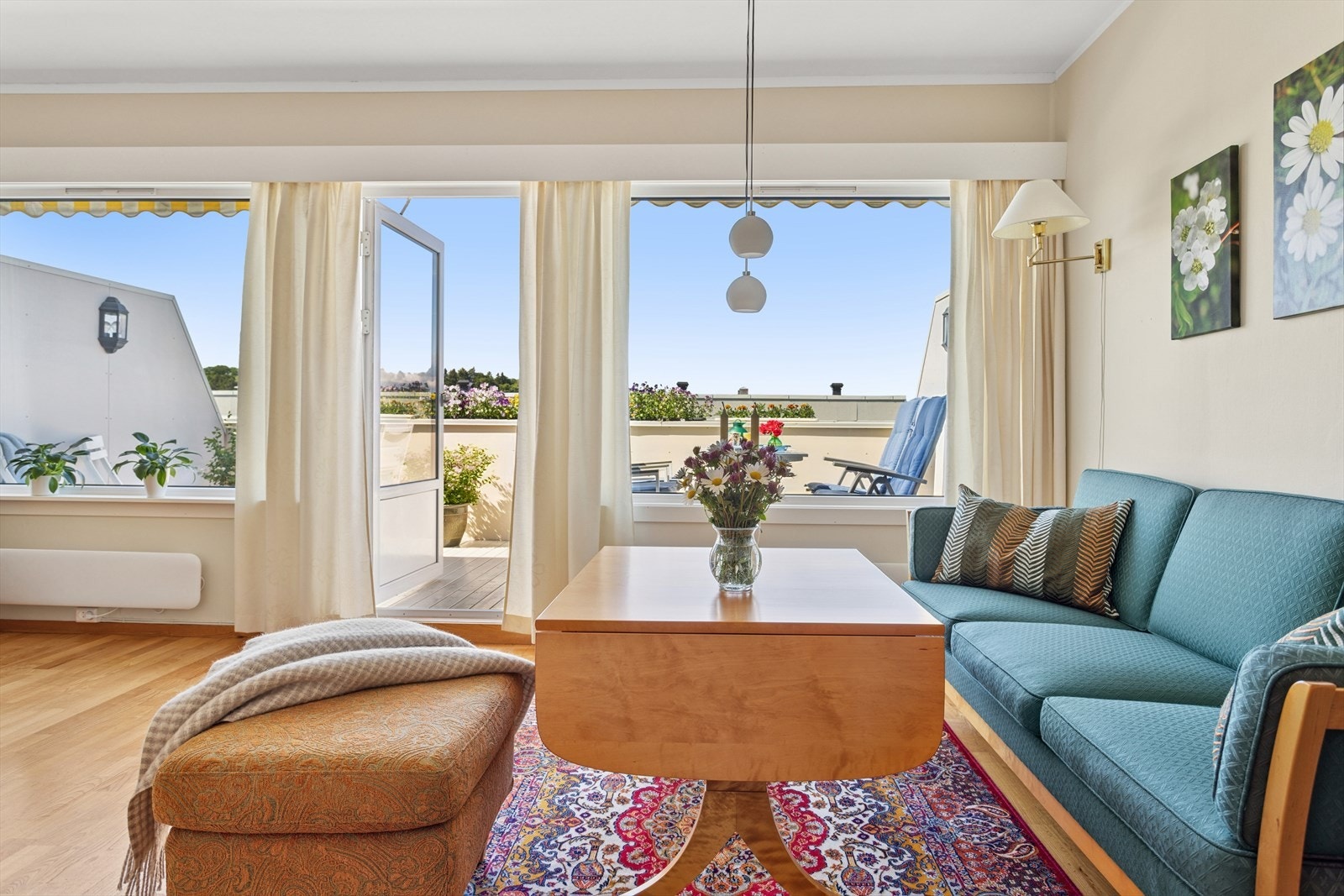 Stue med god planløsning og et luftig preg takket være store vindusflater. Galleribilde