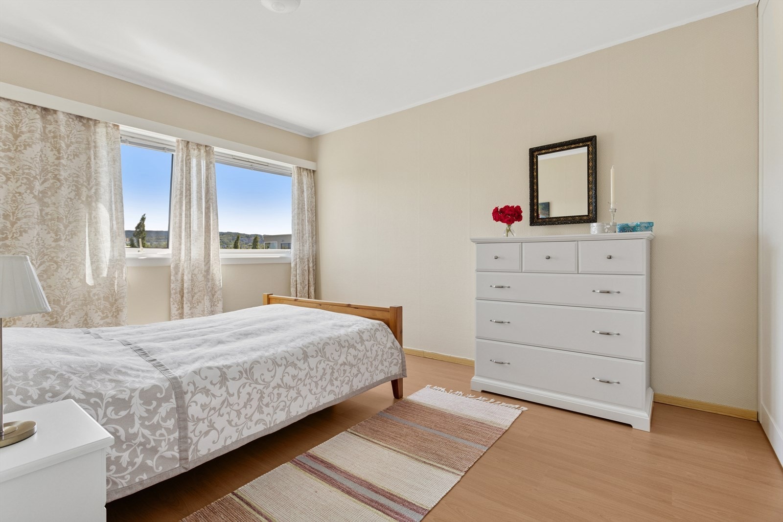 Vinduene på begge soverom vender ut mot borettslagets rolige fellesarealer. Galleribilde