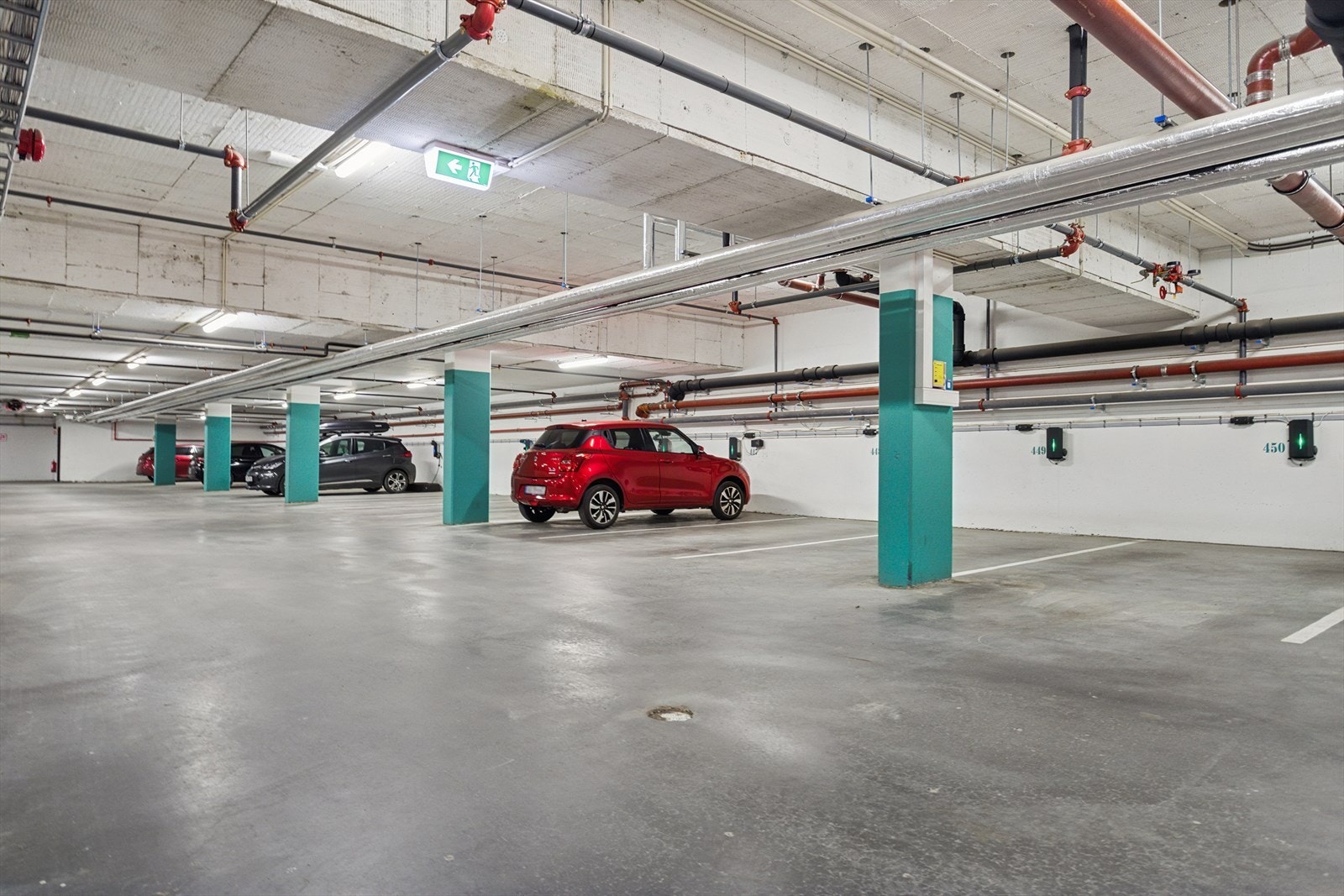 Med leiligheten følger det egen plass i oppvarmet parkeringskjeller. Galleribilde