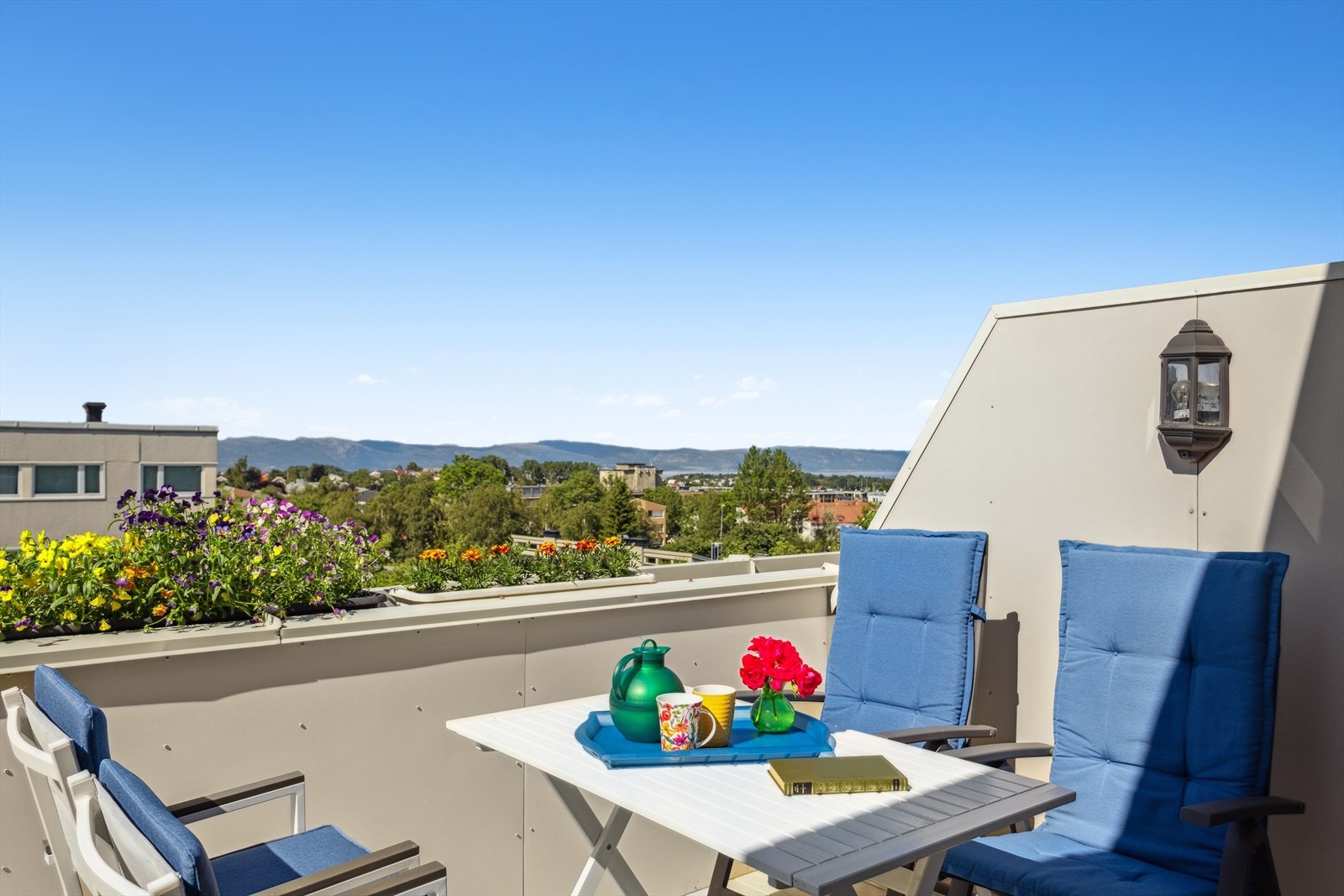 Utgang fra stue til romslig terrasse på 13 m². Her kan du nyte solen og den fantastiske utsikten. Galleribilde