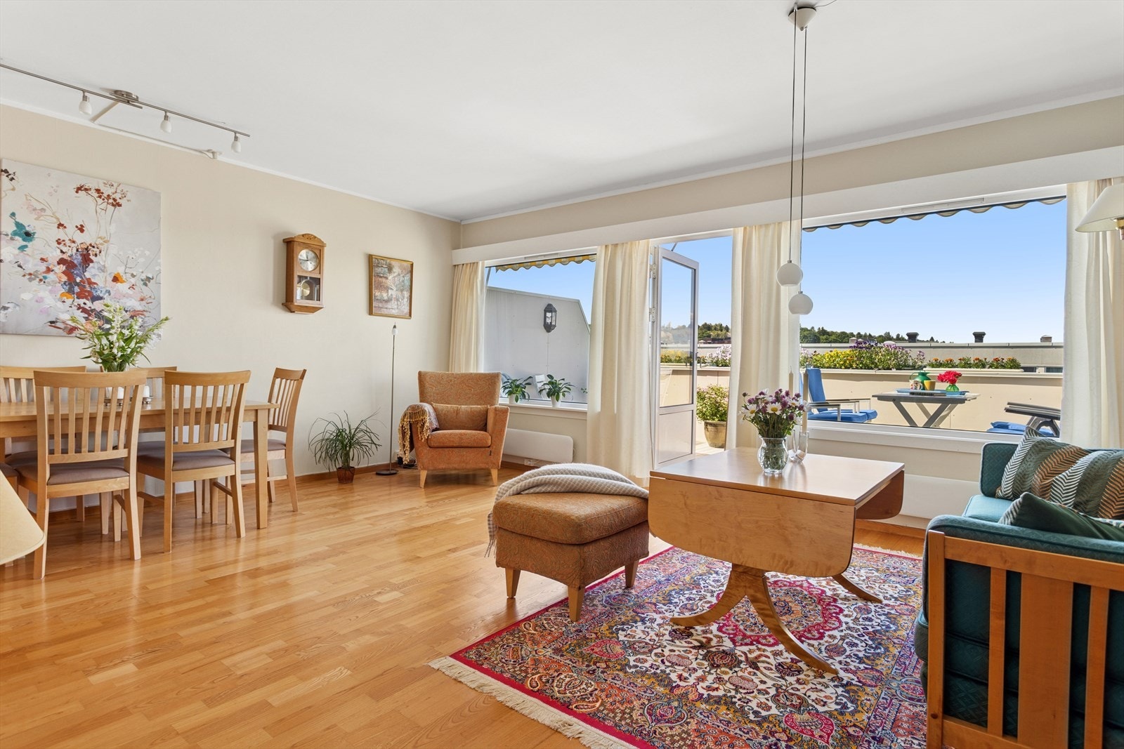 Fjøsmestervegen 5A - Toppleilighet med stor stue på 23 m² og utgang til terrasse med nydelig fjordutsikt og meget gode solforhold. Galleribilde