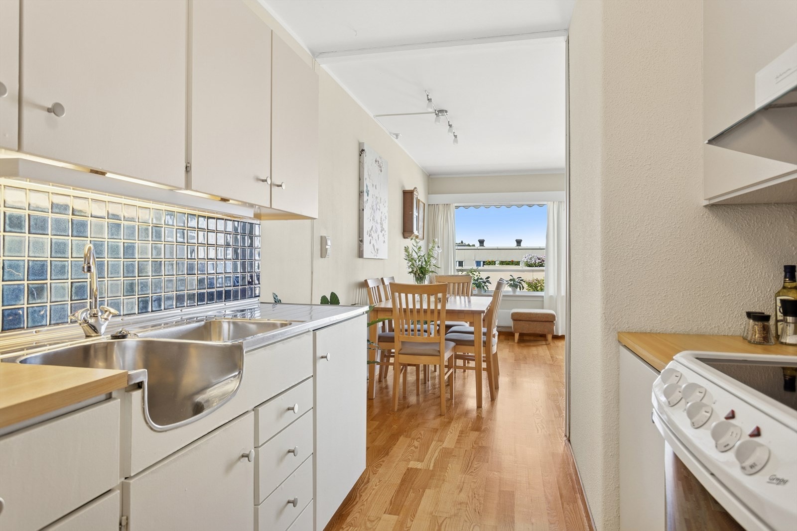 Kjøkkenet har delvis åpen løsning mot den store og lyse stuen. Galleribilde