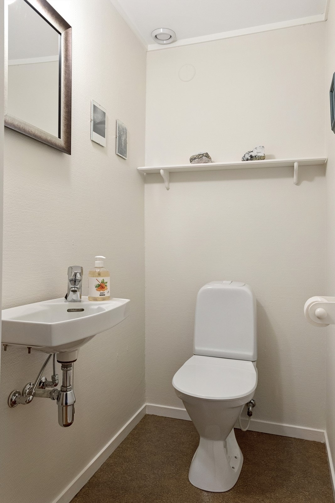 Eget toalettrom med servant. En praktisk og god løsning for familier og gjester. Galleribilde