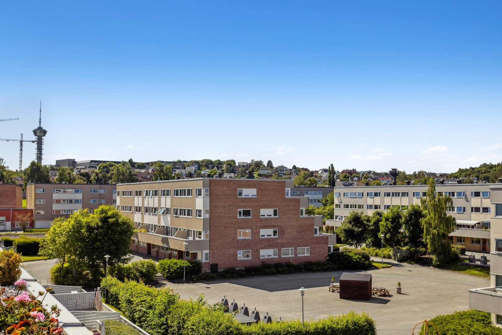 Nærområdet byr på store grøntområder med blant annet lekeplasser og pent opparbeidede fellesarealer. Galleribilde