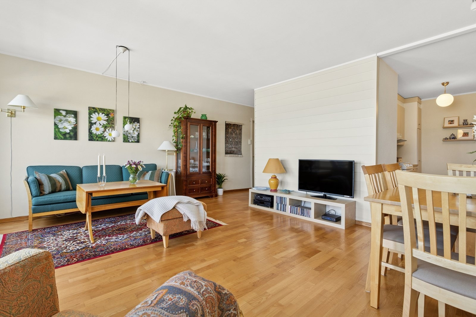 Åpen og romslig stue med god plass til både sofagruppe og spiseplass. Galleribilde