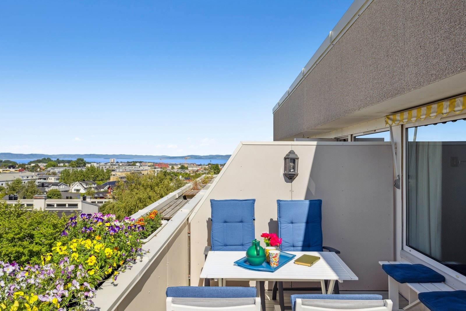 Fra 3-roms leiligheten beliggende i øverste etasje i terrassehusene i Fjøsmestervegen får du nydelig utsikt og flotte solforhold fra terrassen på 13m². Galleribilde