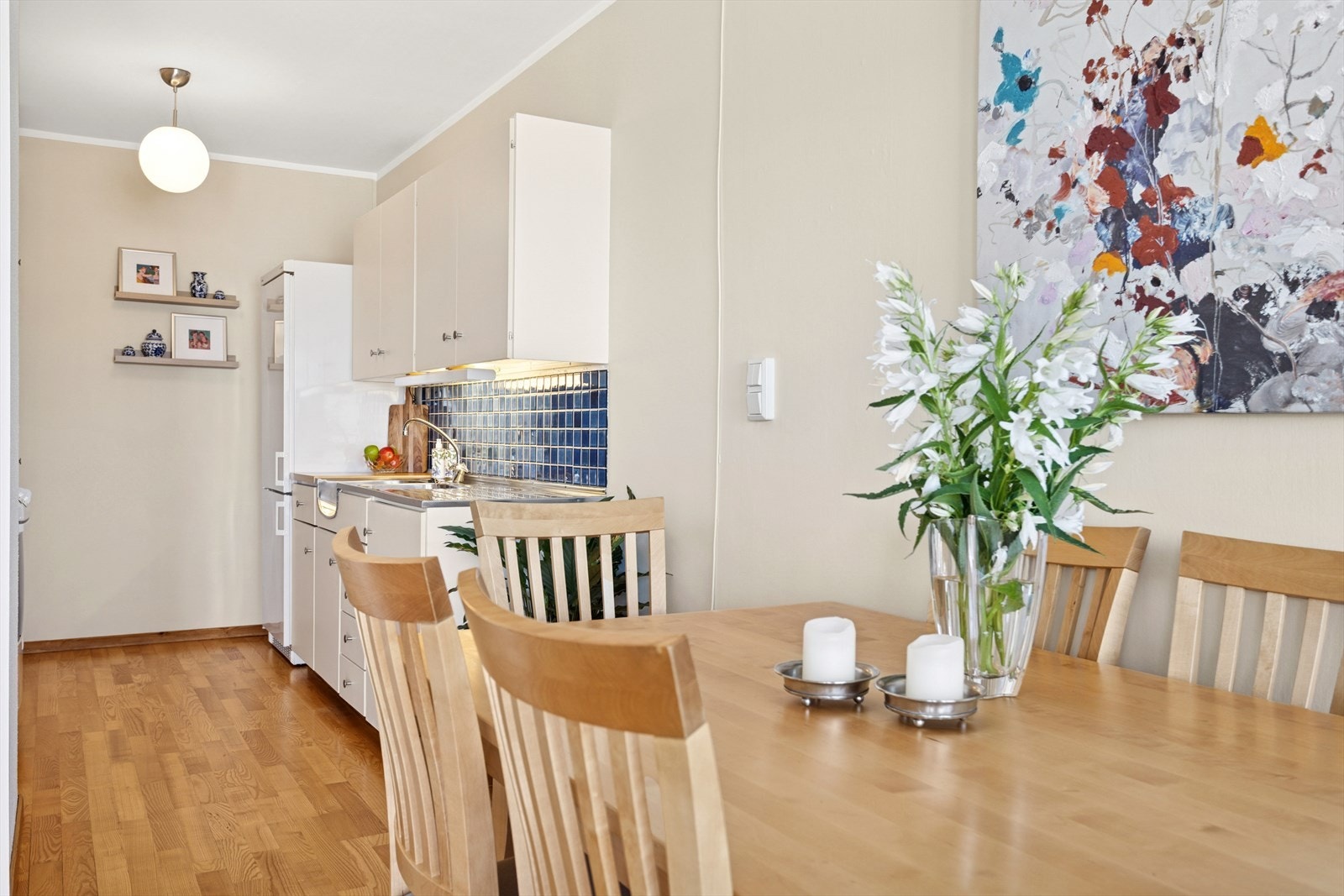 Om man ønsker et større kjøkken så kan innredningen forlenges på den ene siden. Galleribilde