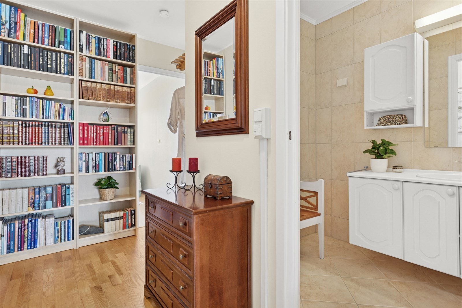 Lyse vegger i entreen gir et godt førsteinntrykk. Galleribilde