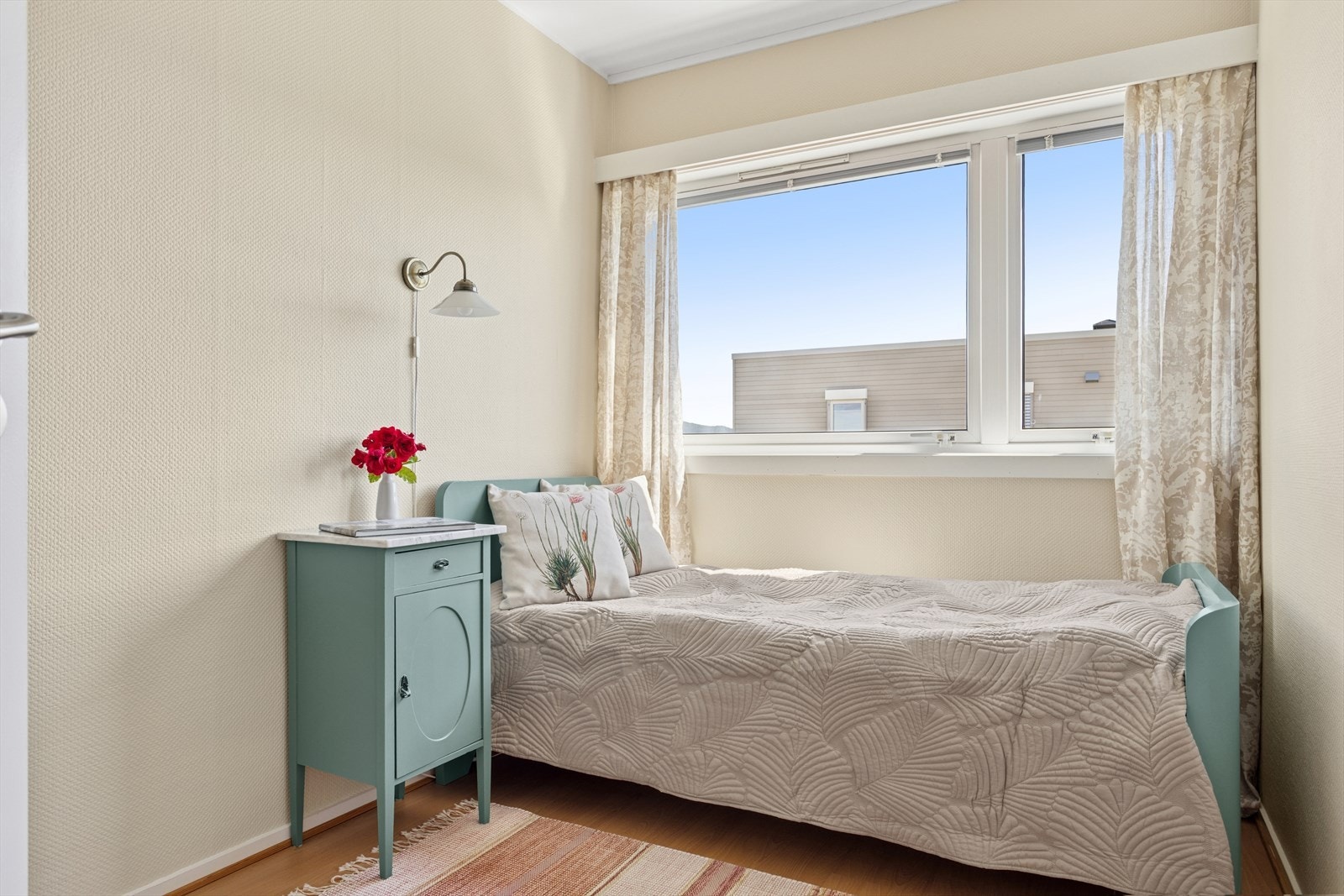 Lyst og pent barne- eller gjesterom på 6,5 m². Passer også fint som kontor. Galleribilde