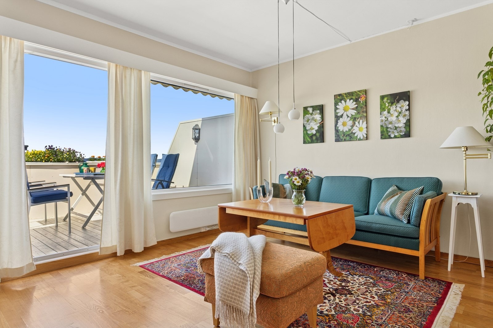 Stuen har store vindusflater som slipper inn godt med dagslys. Galleribilde