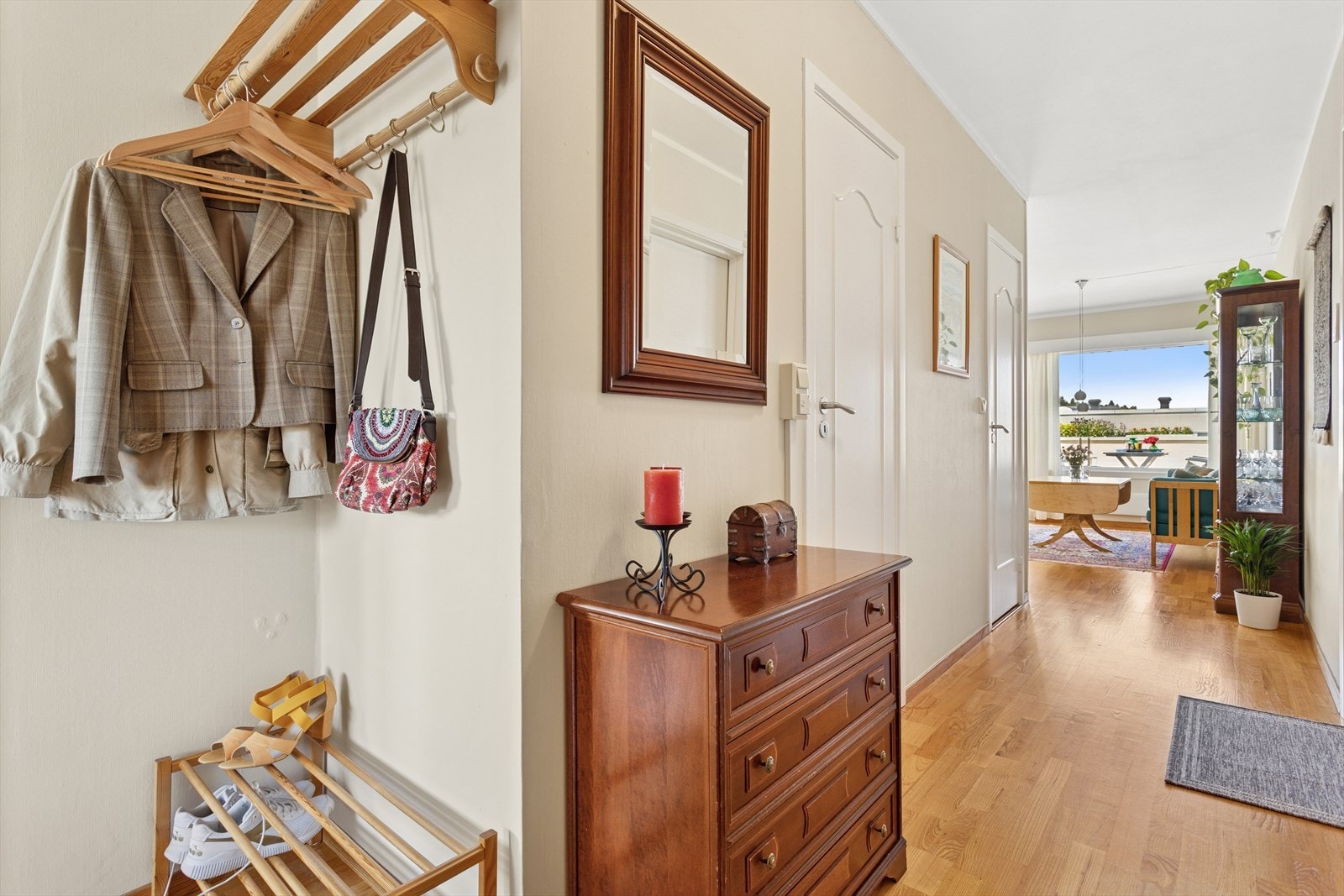 Romslig entre på 7,6 m² med god plass til oppbevaring. Galleribilde