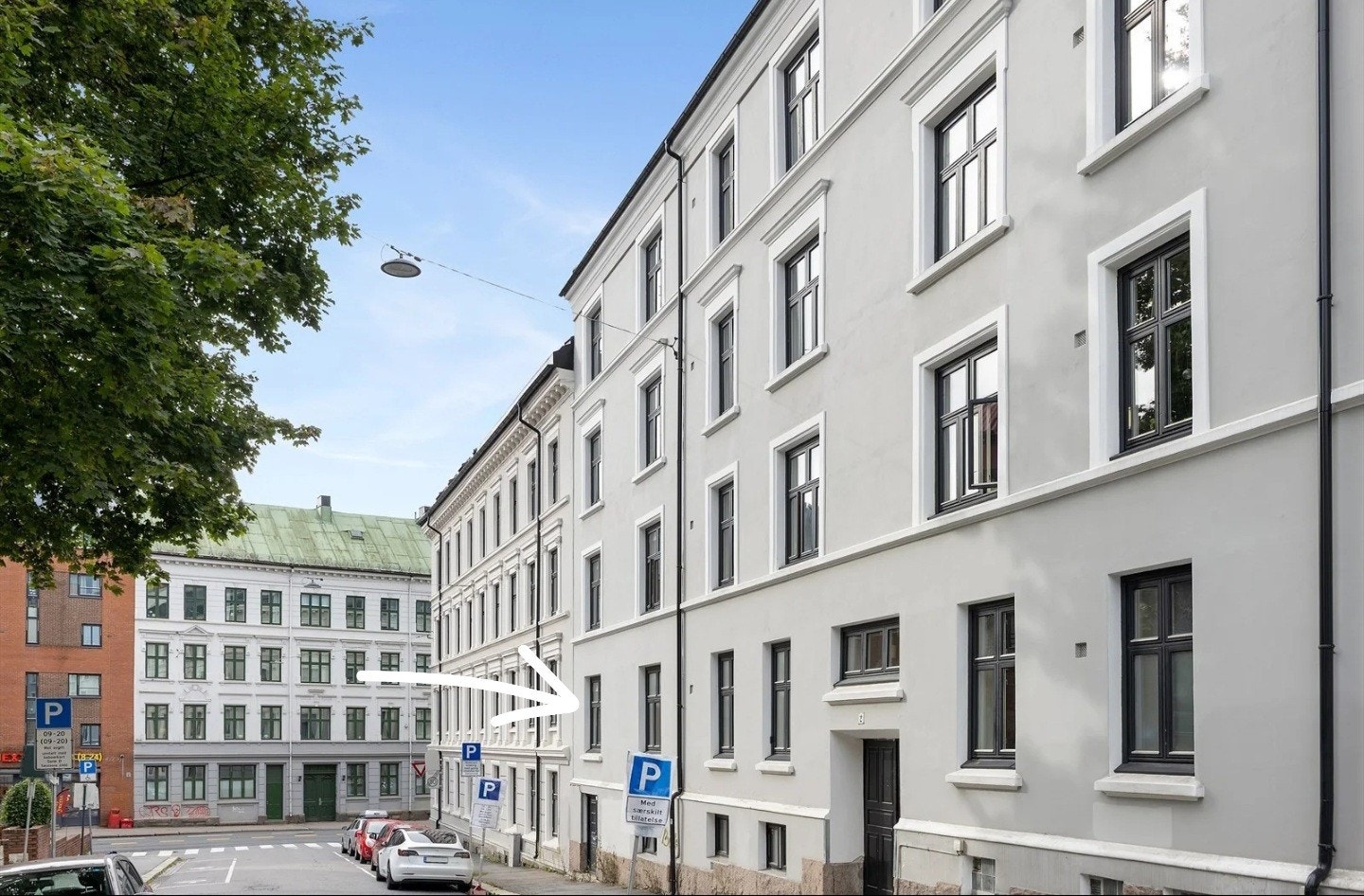 Leiligheten er beliggende i en meget høy 1. etasje med svært lite innsyn fra rolig sidegate. Galleribilde