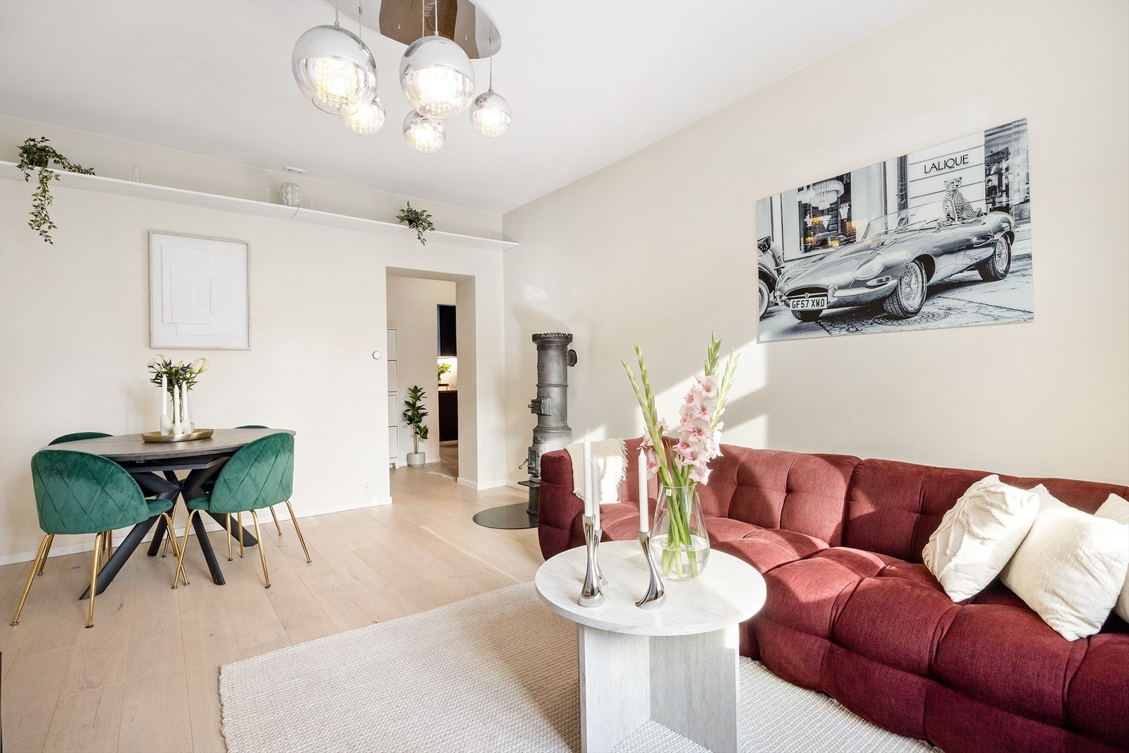 Det er plass til både tv-krok og spisestue. Galleribilde