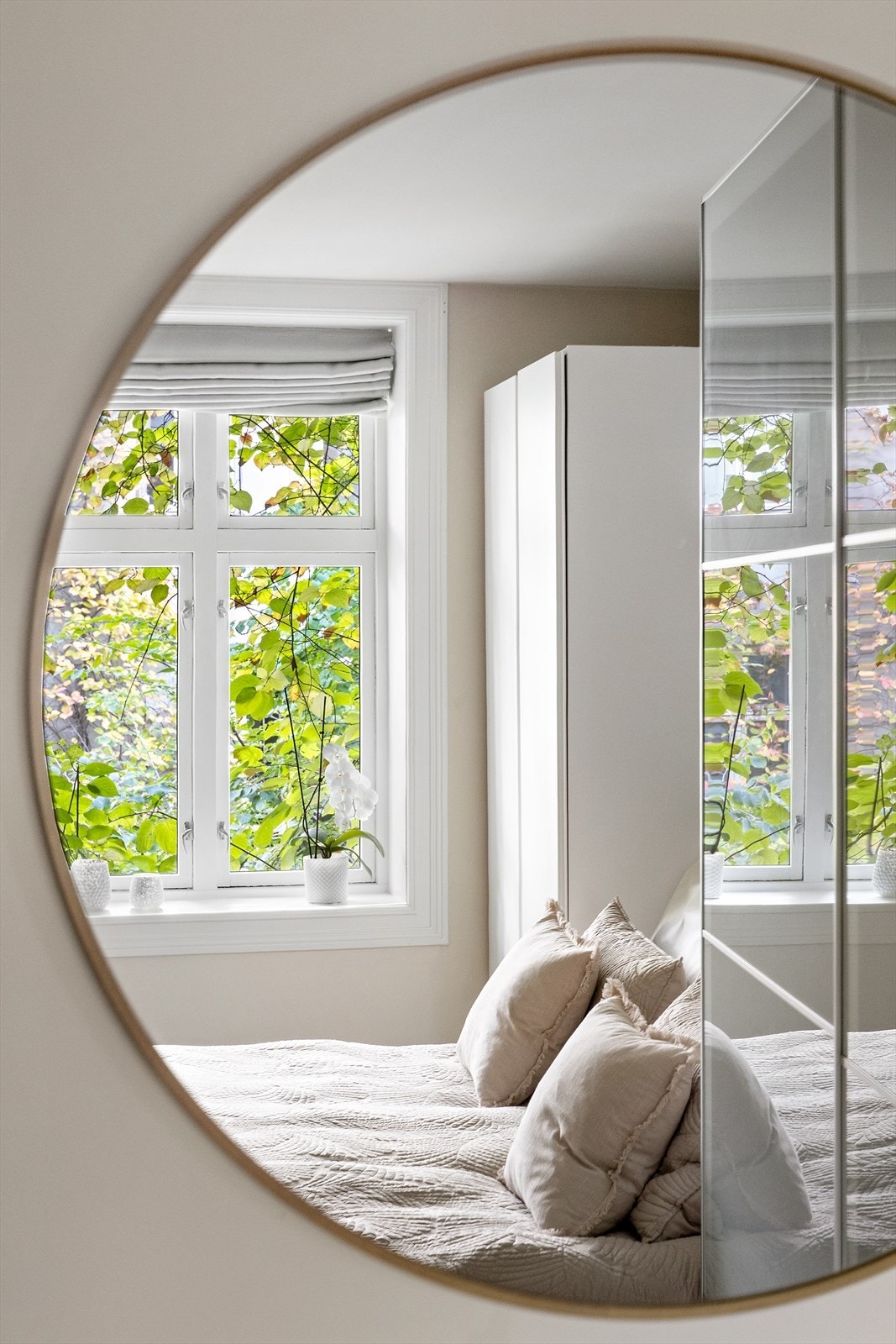 Praktiske garderobeløsning gjør det enkelt å holde orden på soverommet. Galleribilde