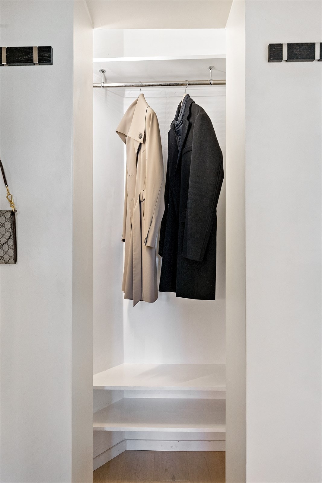 Praktisk garderobeløsning i leilighetens entre. Galleribilde