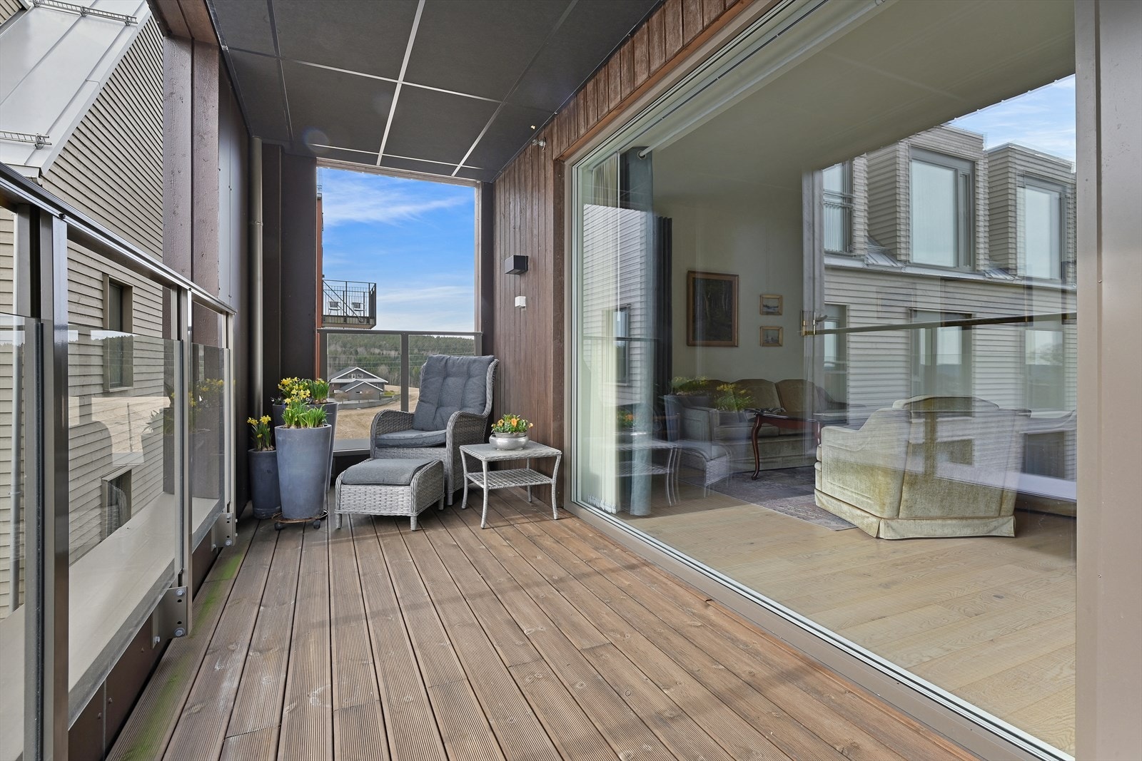 Stor overbygd og lun balkong utenfor stue Galleribilde