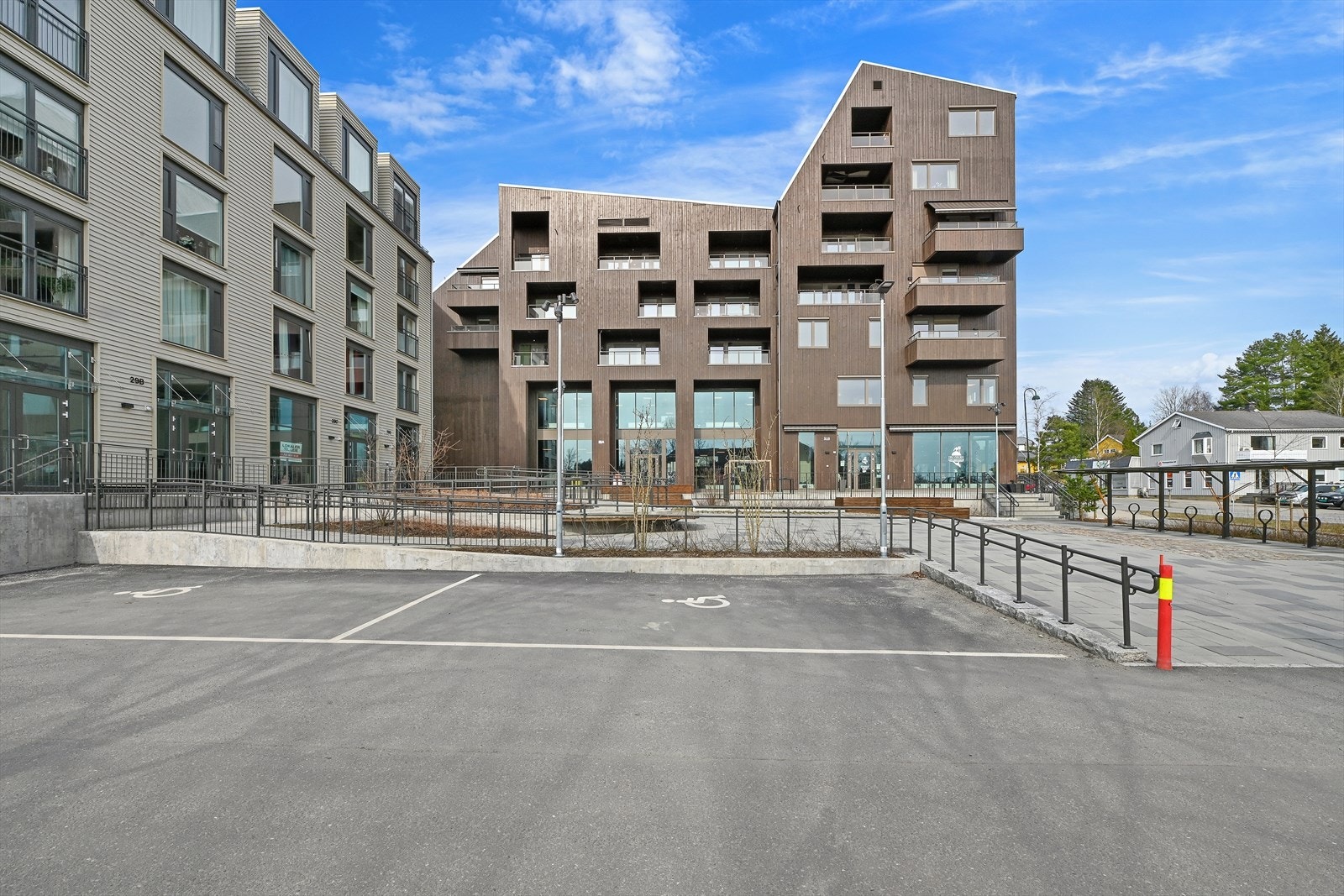 Flott uteområde utenfor byggene Galleribilde