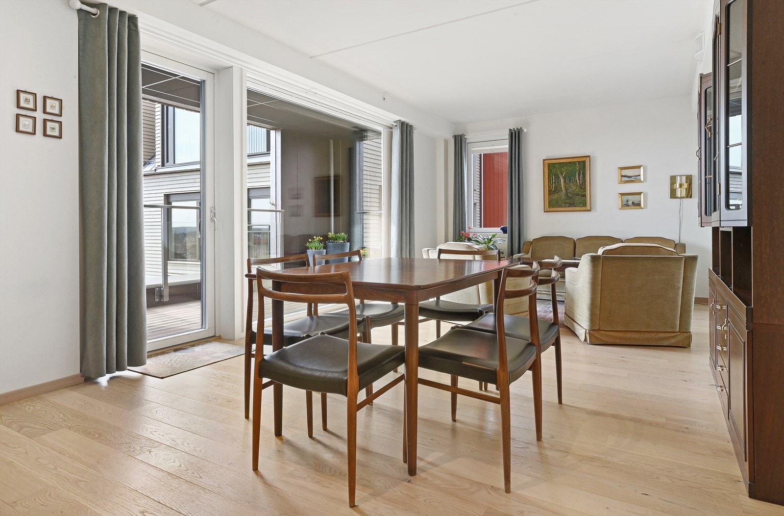 Stue med utgang til stor overbygd balkong Galleribilde