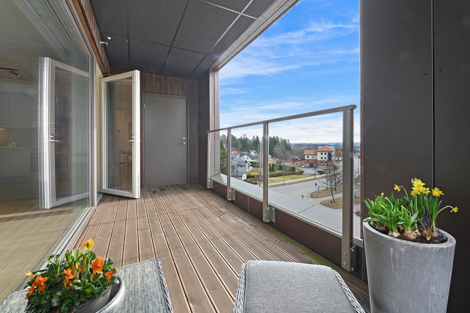 Stor overbygd og lun balkong (dør til bod) Galleribilde