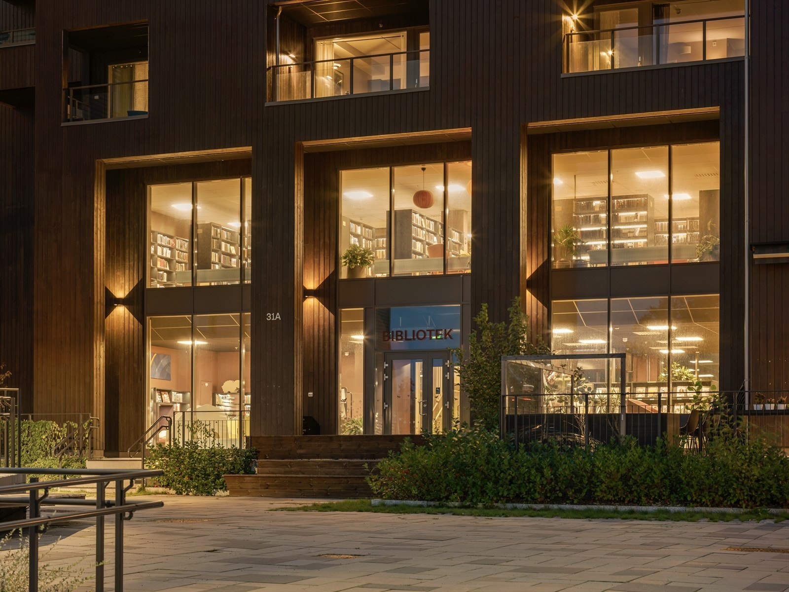 Bibliotek med kulturscene i 1./2.etasje. Galleribilde