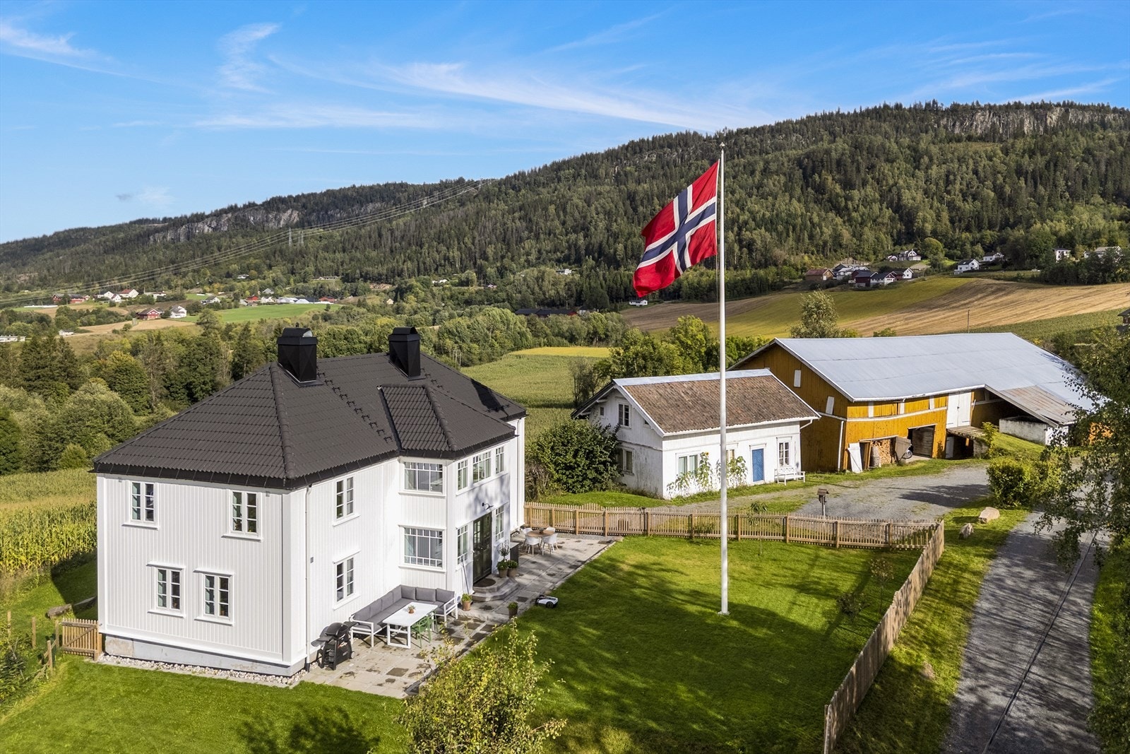 Gården innehar et totalt areal på om lag 145 dekar, hvor 45,9 dekar er fulldyrket mark, 4,5 dekar innmarksbeite og 88 dekar produktiv skog. Galleribilde