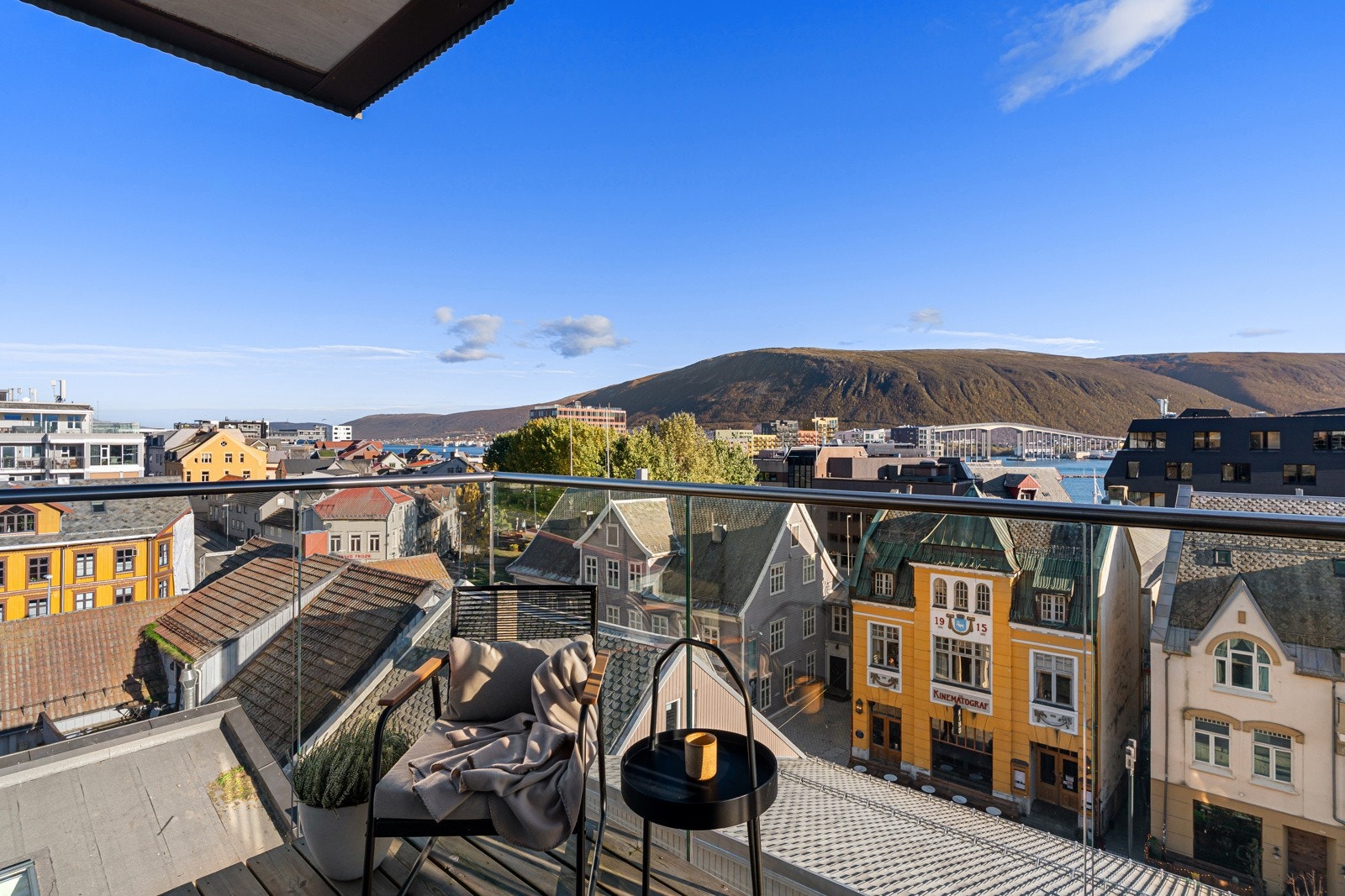 Fra stua har du utgang til en av leilighetens to balkonger. Her har du nydelig utsikt over mot Tromsdalen og Tromsdalstind! Galleribilde