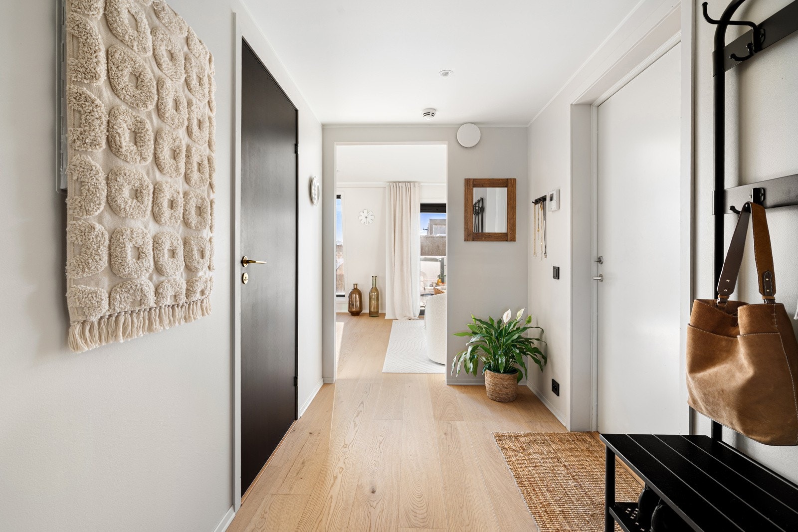 Leiligheten har gjennomgående høy standard og elegante detaljer. Utstyrt med et smarthus-system som gir deg enkel styring av lys og strømforbruk via app eller mobil. Galleribilde